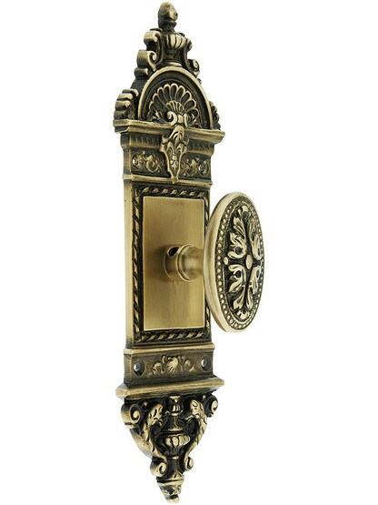 European Plate with Avalon Door Knobs in Antique Brass.